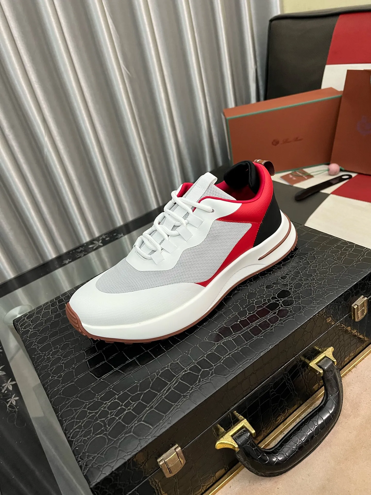 Men's men's shoes💰560⌚️⌚️LoroPiana/Noyo Piana WeekendWalk men's new thick-soled sports shoes, LP lace-up casual shoes that are as comfortable as clouds! The upper is made of cowhide leather, highlighting the sporty style. The lightweight sole adds a touch of modernity to the shoe. Counter original box packaging with dust bag!  Size: 38-449️⃣Colors available